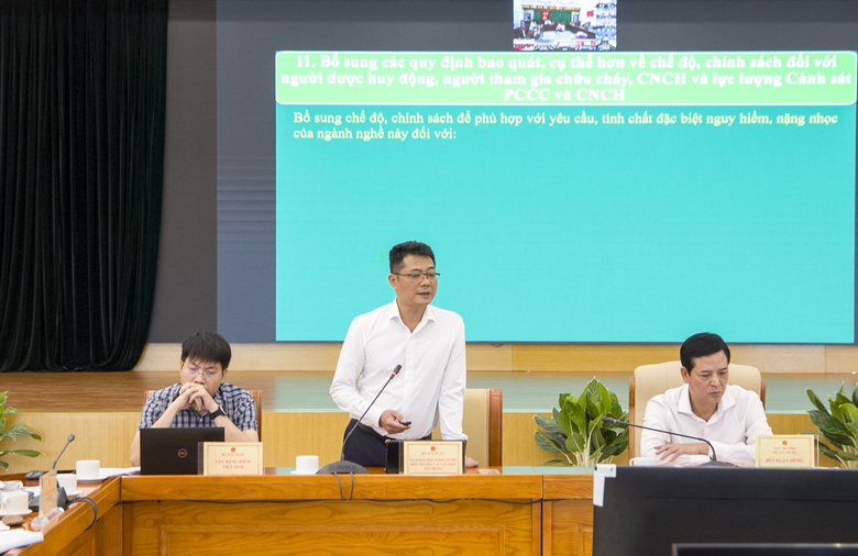 Ph&oacute; Vụ trưởng Vụ Khoa học c&ocirc;ng nghệ m&ocirc;i trường v&agrave; Vật liệu x&acirc;y dựng L&ecirc; Minh Long chỉ ra những điểm mới của Luật PCCC&CNCH 2025.