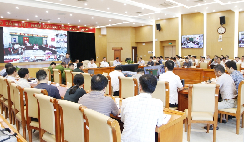 Hội nghị được tổ chức theo h&igrave;nh thức trực tiếp kết hợp trực tuyến.