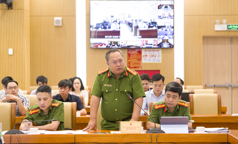 Đại diện Cục Cảnh s&aacute;t PCCC&CNCH chia sẻ kinh nghiệm thực tiễn trong qu&aacute; tr&igrave;nh thực hiện c&ocirc;ng t&aacute;c thẩm duyệt thiết kế, kiểm tra kết quả nghiệm thu về PCCC.