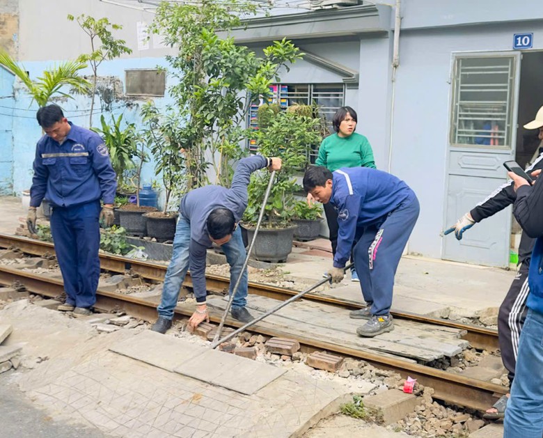 Hải Phòng quyết liệt xóa lối đi tự mở qua đường sắt- Ảnh 1. Hải Phòng quyết liệt xóa lối đi tự mở qua đường sắt- Ảnh 1.