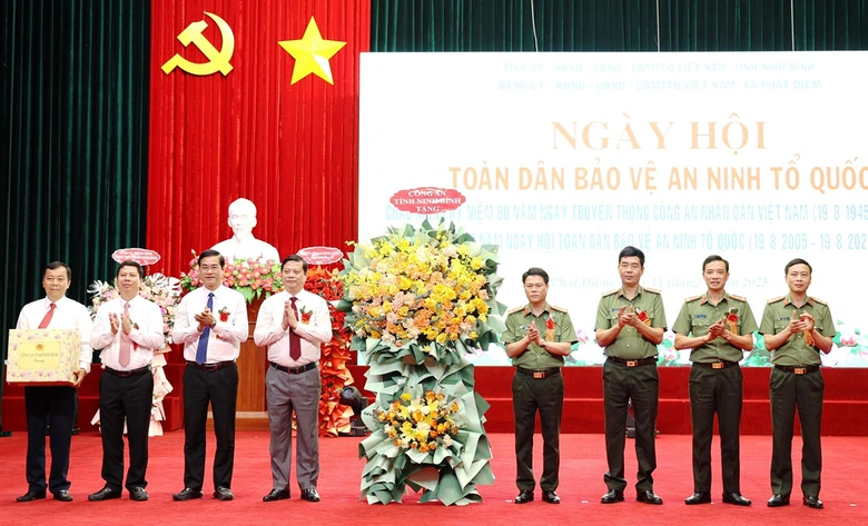 Thứ trưởng Bộ C&ocirc;ng an dự Ng&agrave;y hội to&agrave;n d&acirc;n bảo vệ an ninh Tổ quốc tại Ninh B&igrave;nh- Ảnh 4.