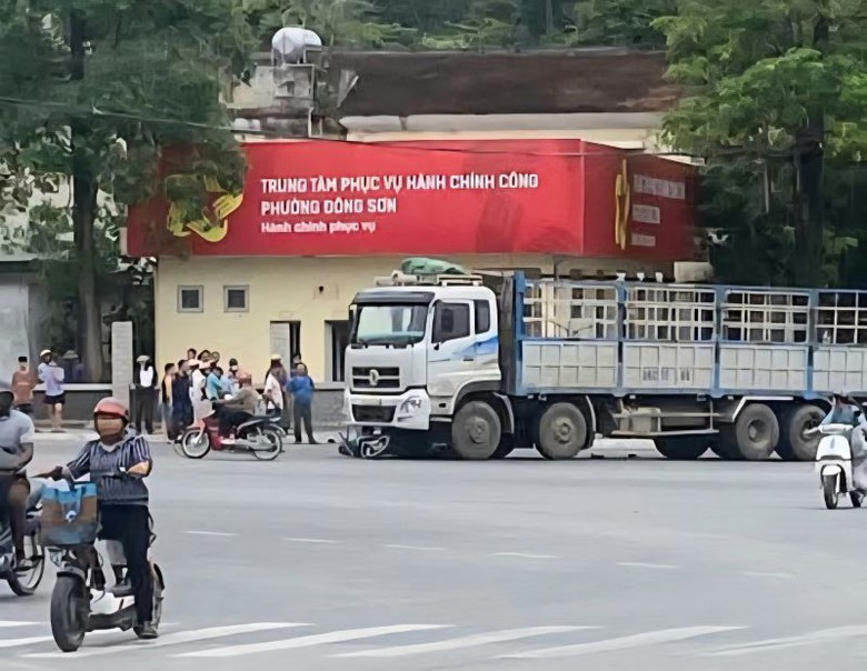 Thanh H&oacute;a: Va chạm xe tải ở ng&atilde; tư, người phụ nữ tử vong thương t&acirc;m - Ảnh 1.