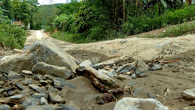 Nghệ An: Quốc lộ 48D hư hỏng nặng, người dân đi lại khó khăn- Ảnh 1. Nghệ An: Quốc lộ 48D hư hỏng nặng, người dân đi lại khó khăn- Ảnh 1.