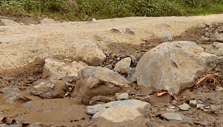 Nghệ An: Quốc lộ 48D hư hỏng nặng, người dân đi lại khó khăn- Ảnh 3. Nghệ An: Quốc lộ 48D hư hỏng nặng, người dân đi lại khó khăn- Ảnh 3.