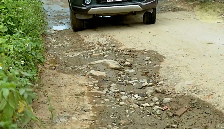 Nghệ An: Quốc lộ 48D hư hỏng nặng, người dân đi lại khó khăn- Ảnh 4. Nghệ An: Quốc lộ 48D hư hỏng nặng, người dân đi lại khó khăn- Ảnh 4.