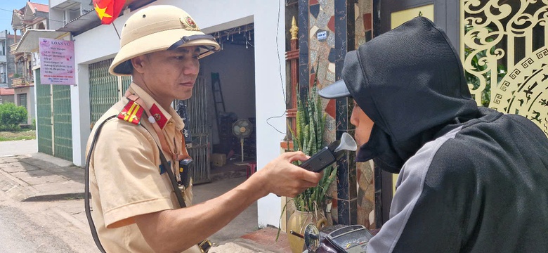 H&agrave;ng loạt "ma men" bất ngờ bị CSGT Bắc Ninh xử l&yacute; giữa trưa nắng gắt- Ảnh 1.