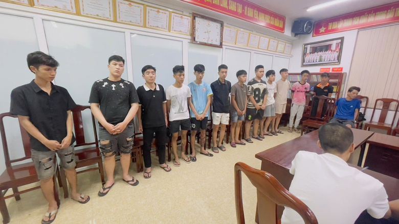 Huế: Ngăn chặn kịp thời 36 đối tượng vác hung khí chuẩn bị đánh nhau- Ảnh 2. Huế: Ngăn chặn kịp thời 36 đối tượng vác hung khí chuẩn bị đánh nhau- Ảnh 2.