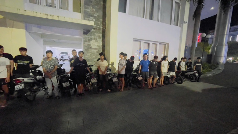 Huế: Ngăn chặn kịp thời 36 đối tượng vác hung khí chuẩn bị đánh nhau- Ảnh 1. Huế: Ngăn chặn kịp thời 36 đối tượng vác hung khí chuẩn bị đánh nhau- Ảnh 1.