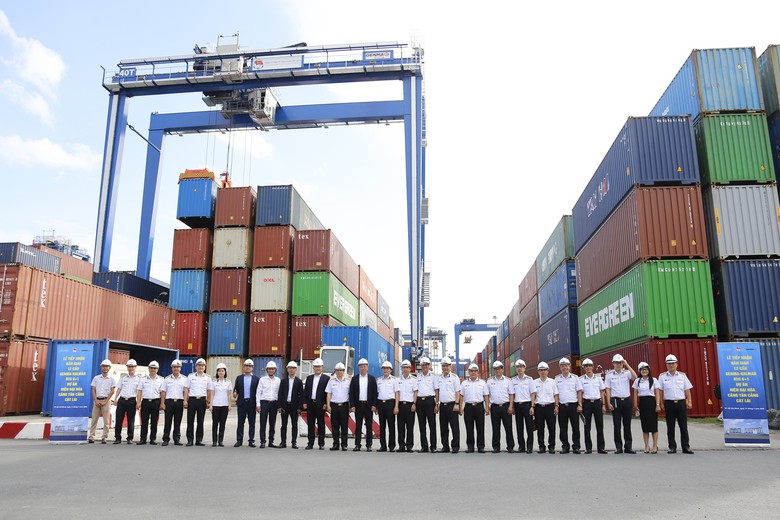 T&acirc;n Cảng S&agrave;i G&ograve;n tiếp nhận 12 cẩu khung hiện đại- Ảnh 4.