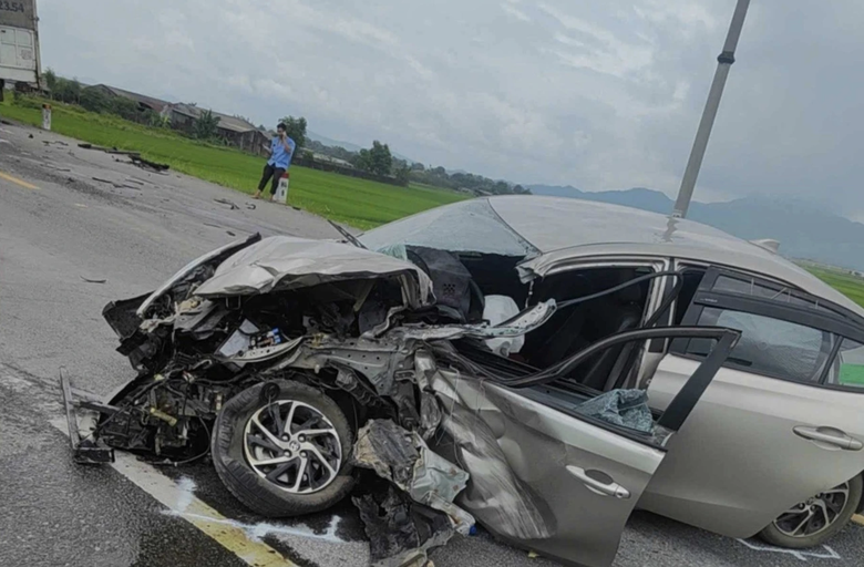 Ô tô con tại hiện trường vụ tai nạn. Ô tô con tại hiện trường vụ tai nạn.