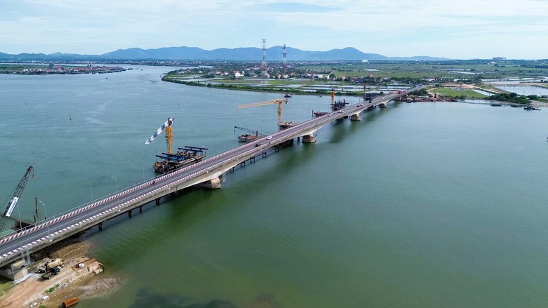 Cận cảnh cầu Gianh &ldquo;chia lửa&rdquo; cho cầu d&agrave;i nhất tr&ecirc;n QL1 qua Quảng Trị- Ảnh 15.