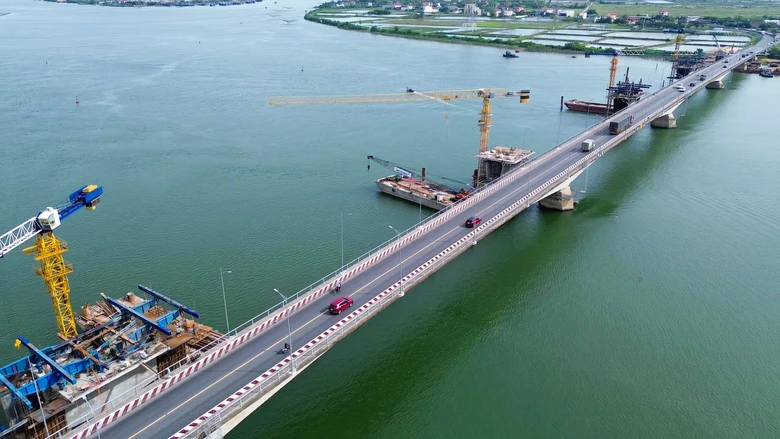 Cận cảnh cầu Gianh &ldquo;chia lửa&rdquo; cho cầu d&agrave;i nhất tr&ecirc;n QL1 qua Quảng Trị- Ảnh 2.