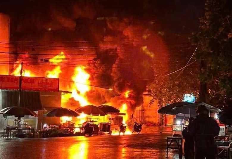 Bắc Ninh: C&acirc;y xăng ven quốc lộ 31 bất ngờ bốc ch&aacute;y dữ dội- Ảnh 1.