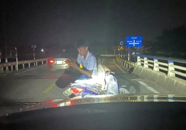 Triệu tập đối tượng đi xe máy chặn xe ô tô trên cầu đòi chuyển 1 triệu đồng- Ảnh 1. Triệu tập đối tượng đi xe máy chặn xe ô tô trên cầu đòi chuyển 1 triệu đồng- Ảnh 1.