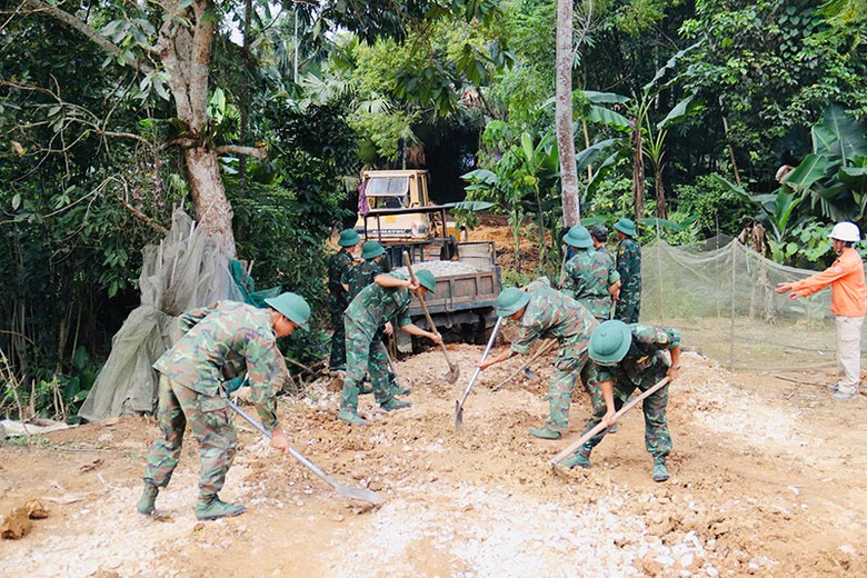 Vượt khó, đẩy nhanh tiến độ đường dây 500kV Lào Cai - Vĩnh Yên- Ảnh 5. Vượt khó, đẩy nhanh tiến độ đường dây 500kV Lào Cai - Vĩnh Yên- Ảnh 5.