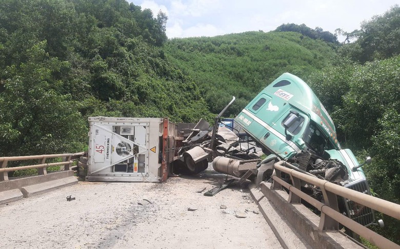 Thông tuyến QL12A lên cửa khẩu Cha Lo sau vụ ô tô đầu kéo lật chắn ngang đường- Ảnh 1. Thông tuyến QL12A lên cửa khẩu Cha Lo sau vụ ô tô đầu kéo lật chắn ngang đường- Ảnh 1.