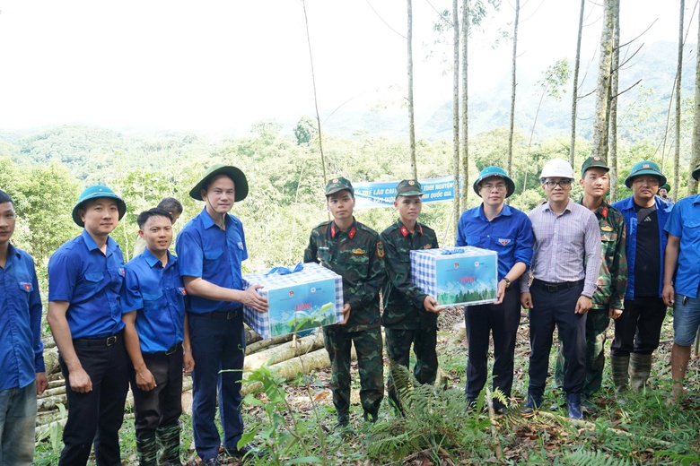 Vượt khó, đẩy nhanh tiến độ đường dây 500kV Lào Cai - Vĩnh Yên- Ảnh 1. Vượt khó, đẩy nhanh tiến độ đường dây 500kV Lào Cai - Vĩnh Yên- Ảnh 1.