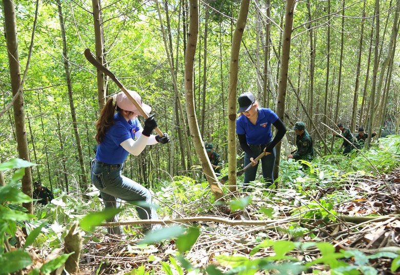 Vượt khó, đẩy nhanh tiến độ đường dây 500kV Lào Cai - Vĩnh Yên- Ảnh 2. Vượt khó, đẩy nhanh tiến độ đường dây 500kV Lào Cai - Vĩnh Yên- Ảnh 2.