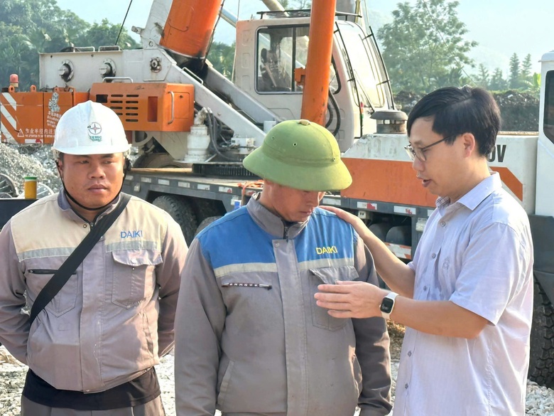 Vượt khó, đẩy nhanh tiến độ đường dây 500kV Lào Cai - Vĩnh Yên- Ảnh 6. Vượt khó, đẩy nhanh tiến độ đường dây 500kV Lào Cai - Vĩnh Yên- Ảnh 6.