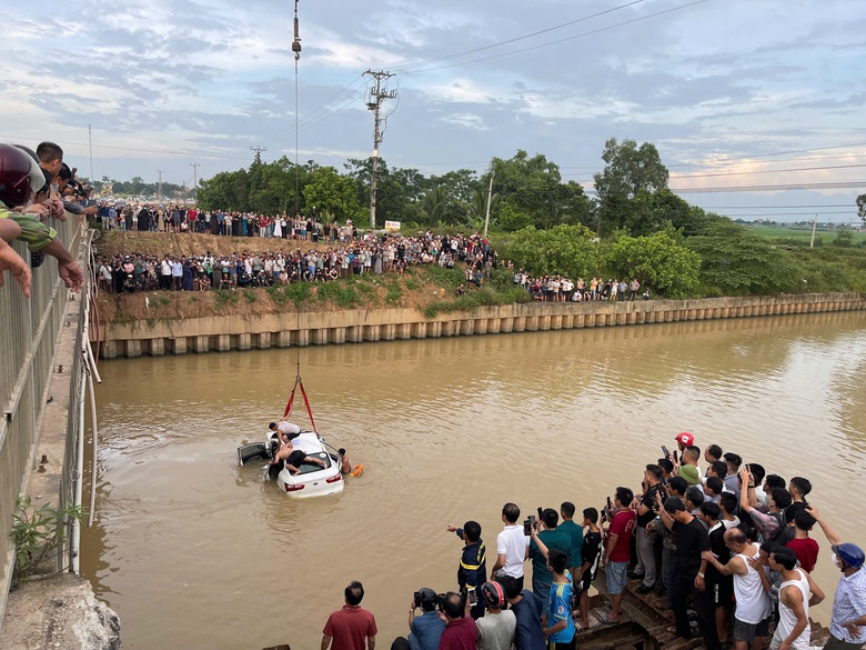 Nỗ lực tìm người mất tích sau vụ ô tô lao xuống sông ở Nghệ An- Ảnh 4. Nỗ lực tìm người mất tích sau vụ ô tô lao xuống sông ở Nghệ An- Ảnh 4.