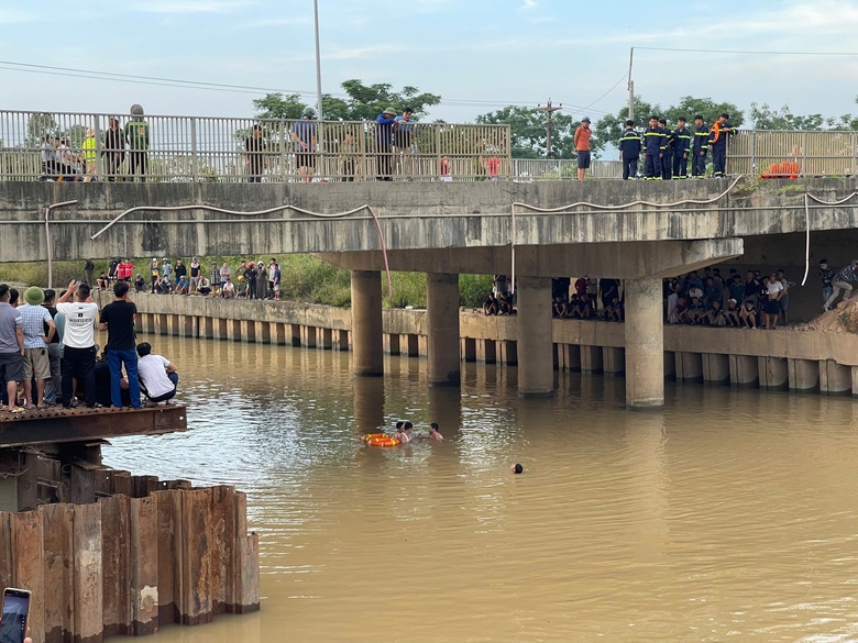 Nỗ lực tìm người mất tích sau vụ ô tô lao xuống sông ở Nghệ An- Ảnh 6. Nỗ lực tìm người mất tích sau vụ ô tô lao xuống sông ở Nghệ An- Ảnh 6.