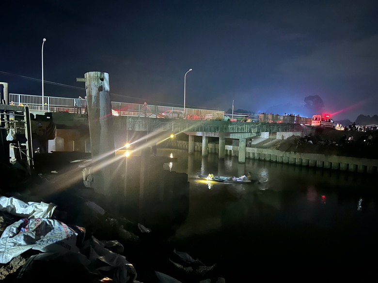 Nỗ lực tìm người mất tích sau vụ ô tô lao xuống sông ở Nghệ An- Ảnh 1. Nỗ lực tìm người mất tích sau vụ ô tô lao xuống sông ở Nghệ An- Ảnh 1.