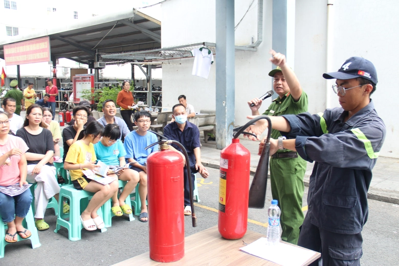 TP.HCM: H&agrave;ng trăm cư d&acirc;n chung cư được huấn luyện kỹ năng chữa ch&aacute;y v&agrave; tho&aacute;t nạn- Ảnh 2.