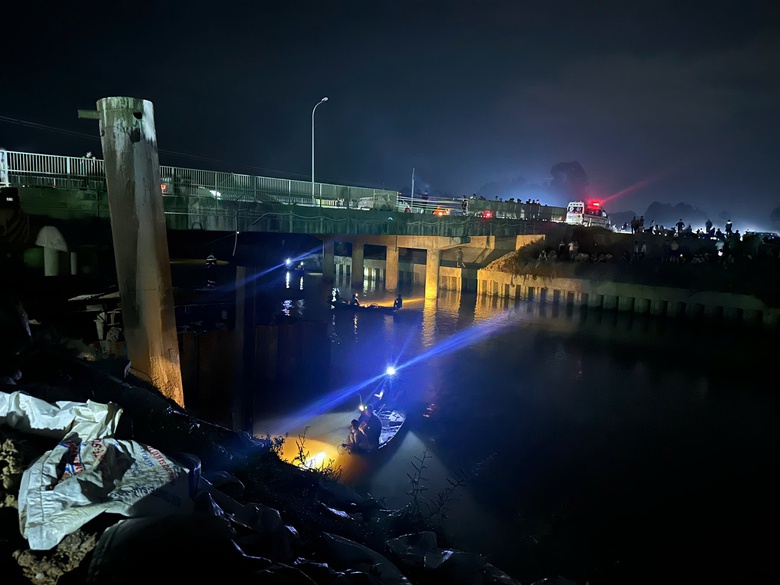 Vụ ô tô đâm nhiều xe máy rồi lao xuống sông: 3 người chết, 4 người bị thương- Ảnh 2. Vụ ô tô đâm nhiều xe máy rồi lao xuống sông: 3 người chết, 4 người bị thương- Ảnh 2.