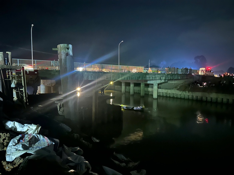 Nỗ lực tìm người mất tích sau vụ ô tô lao xuống sông ở Nghệ An- Ảnh 3. Nỗ lực tìm người mất tích sau vụ ô tô lao xuống sông ở Nghệ An- Ảnh 3.