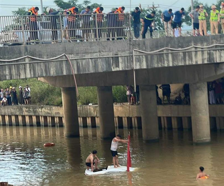 Ô tô tông loạt xe máy rồi lao xuống sông, nhiều người bị thương và mất tích- Ảnh 1. Ô tô tông loạt xe máy rồi lao xuống sông, nhiều người bị thương và mất tích- Ảnh 1.