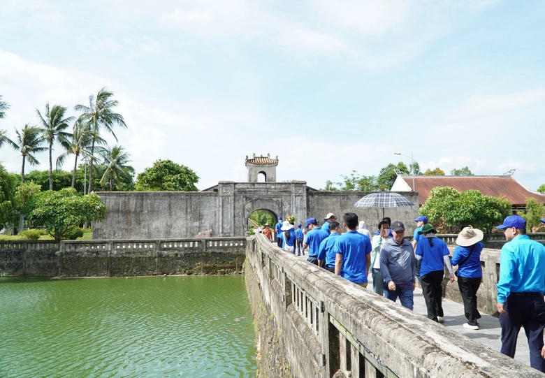 H&agrave;ng ngh&igrave;n du kh&aacute;ch đến d&acirc;ng hương tại Th&agrave;nh cổ Quảng Trị dịp 27/7- Ảnh 1.