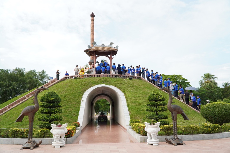 H&agrave;ng ngh&igrave;n du kh&aacute;ch đến d&acirc;ng hương tại Th&agrave;nh cổ Quảng Trị dịp 27/7- Ảnh 2.