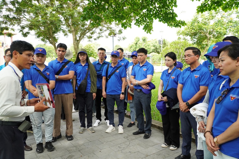 H&agrave;ng ngh&igrave;n du kh&aacute;ch đến d&acirc;ng hương tại Th&agrave;nh cổ Quảng Trị dịp 27/7- Ảnh 4.