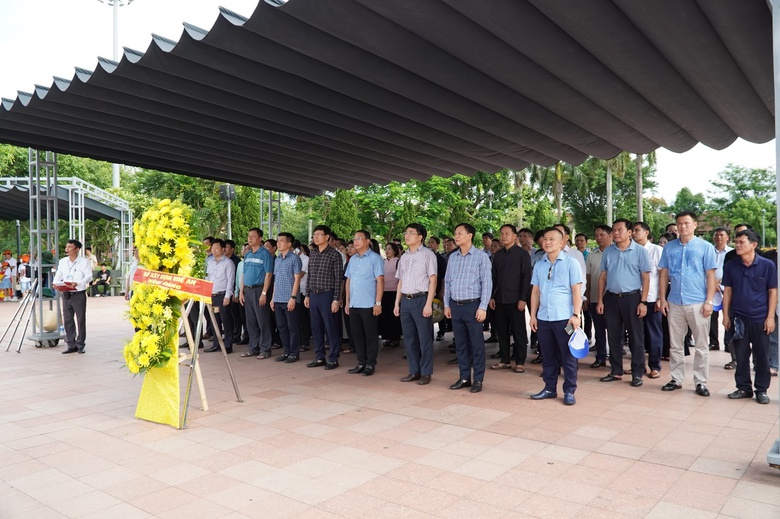 H&agrave;ng ngh&igrave;n du kh&aacute;ch đến d&acirc;ng hương tại Th&agrave;nh cổ Quảng Trị dịp 27/7- Ảnh 5.