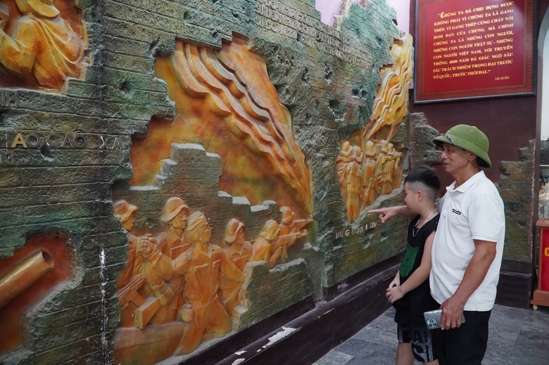 H&agrave;ng ngh&igrave;n du kh&aacute;ch đến d&acirc;ng hương tại Th&agrave;nh cổ Quảng Trị dịp 27/7- Ảnh 7.