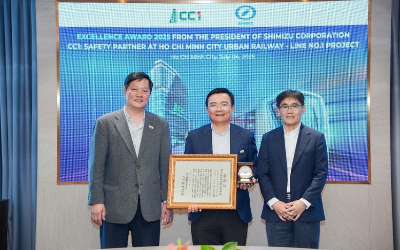 CC1 nhận giải thưởng từ Chủ tịch Tập đo&agrave;n Shimizu về c&ocirc;ng t&aacute;c ATLĐ, vệ sinh c&ocirc;ng trường