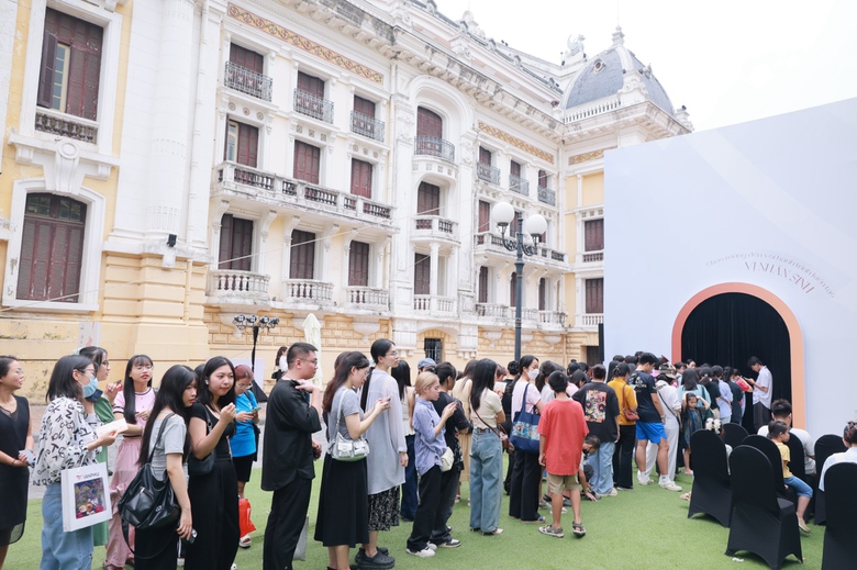 Giới trẻ H&agrave; Nội h&aacute;o hức với trải nghiệm mới mẻ tại triển l&atilde;m &ldquo;Chạm vị nh&acirc;n sinh"- Ảnh 1.