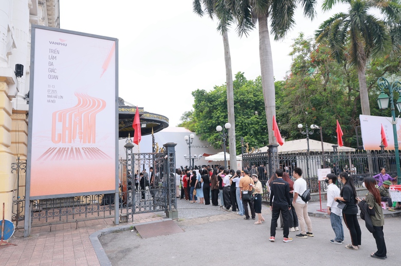 Giới trẻ H&agrave; Nội h&aacute;o hức với trải nghiệm mới mẻ tại triển l&atilde;m &ldquo;Chạm vị nh&acirc;n sinh"- Ảnh 2.