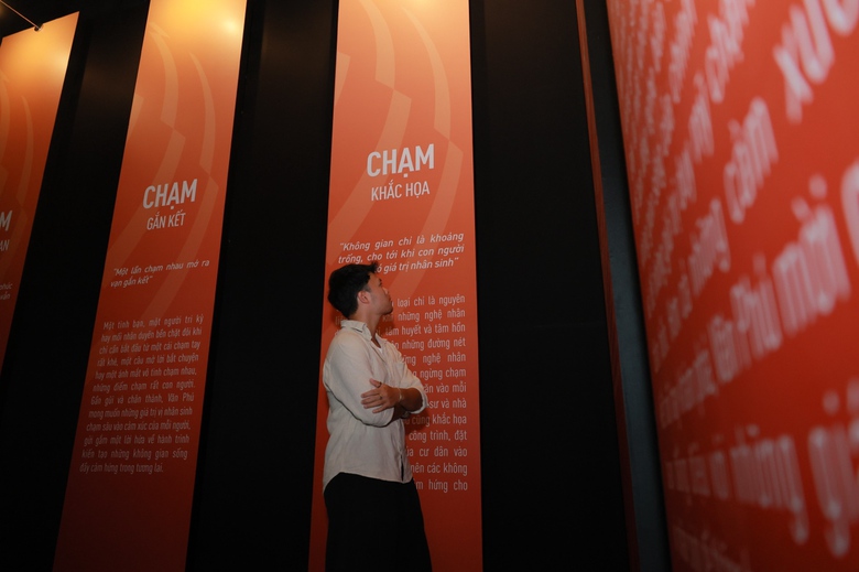 Giới trẻ H&agrave; Nội h&aacute;o hức với trải nghiệm mới mẻ tại triển l&atilde;m &ldquo;Chạm vị nh&acirc;n sinh"- Ảnh 5.