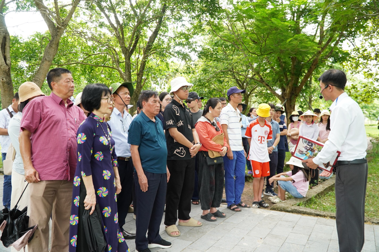 H&agrave;ng ngh&igrave;n du kh&aacute;ch đến d&acirc;ng hương tại Th&agrave;nh cổ Quảng Trị dịp 27/7- Ảnh 3.