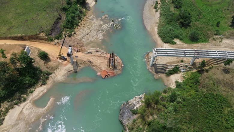 Dự &aacute;n QL14E: Thi c&ocirc;ng nắp đậy mương d&agrave;i 300m sau phản &aacute;nh của người d&acirc;n- Ảnh 2.