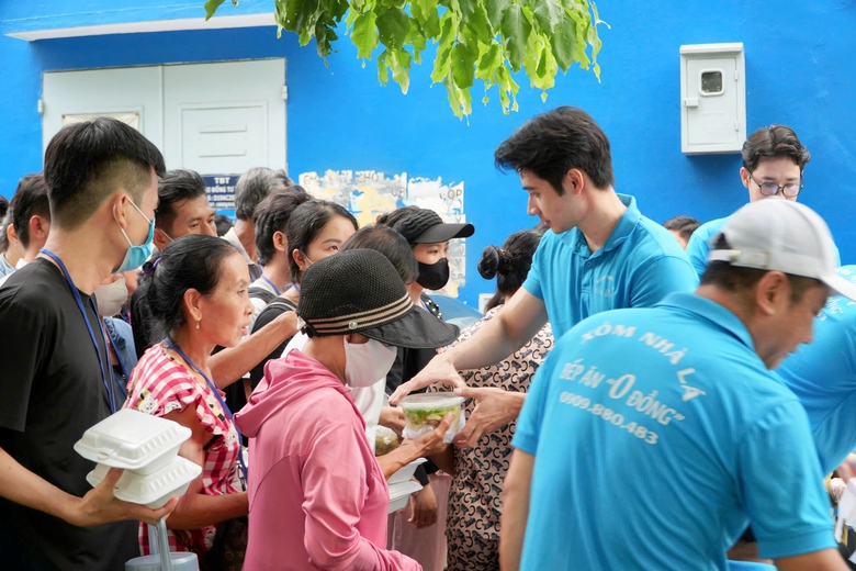 Top 3 Mr World Vietnam 2024 cùng vào bếp, chuẩn bị hơn 500 suất ăn gửi bệnh viện- Ảnh 2. Top 3 Mr World Vietnam 2024 cùng vào bếp, chuẩn bị hơn 500 suất ăn gửi bệnh viện- Ảnh 2.