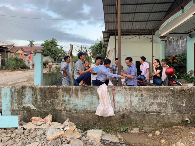 Dự &aacute;n QL14E: Thi c&ocirc;ng nắp đậy mương d&agrave;i 300m sau phản &aacute;nh của người d&acirc;n- Ảnh 1.