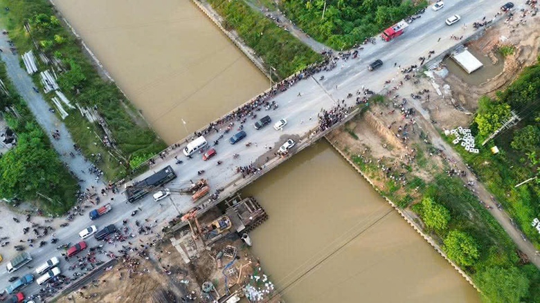 Ô tô tông loạt xe máy rồi lao xuống sông, nhiều người bị thương và mất tích- Ảnh 3. Ô tô tông loạt xe máy rồi lao xuống sông, nhiều người bị thương và mất tích- Ảnh 3.