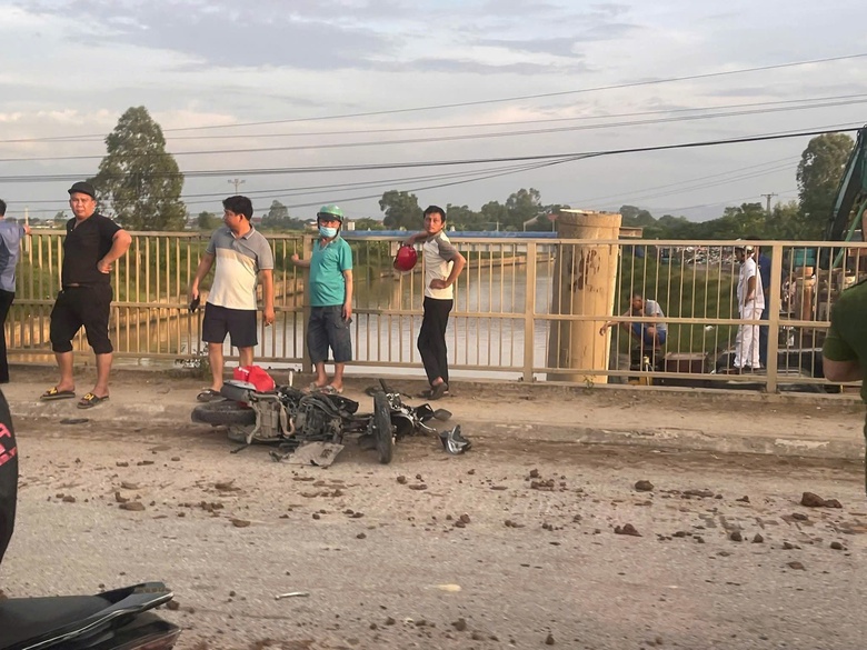 Ô tô tông loạt xe máy rồi lao xuống sông, nhiều người bị thương và mất tích- Ảnh 2. Ô tô tông loạt xe máy rồi lao xuống sông, nhiều người bị thương và mất tích- Ảnh 2.