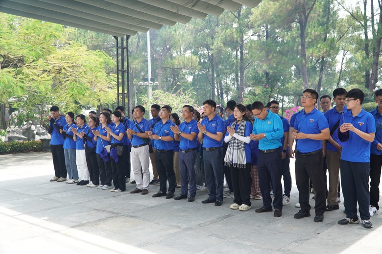 Đo&agrave;n thanh ni&ecirc;n Cục Gi&aacute;m định v&agrave; Viện Vật liệu x&acirc;y dựng tri &acirc;n c&ugrave;ng &ldquo;H&agrave;nh tr&igrave;nh đỏ"- Ảnh 11.
