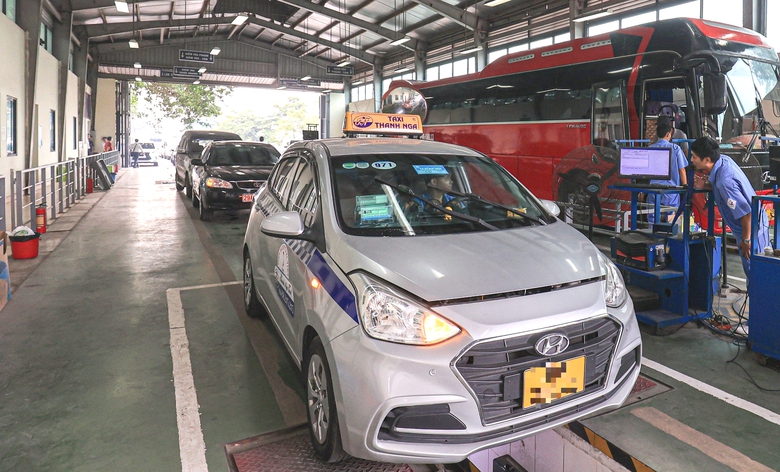 Ô tô biển vàng không dán phù hiệu vận tải có đạt đăng kiểm?- Ảnh 1. Ô tô biển vàng không dán phù hiệu vận tải có đạt đăng kiểm?- Ảnh 1.