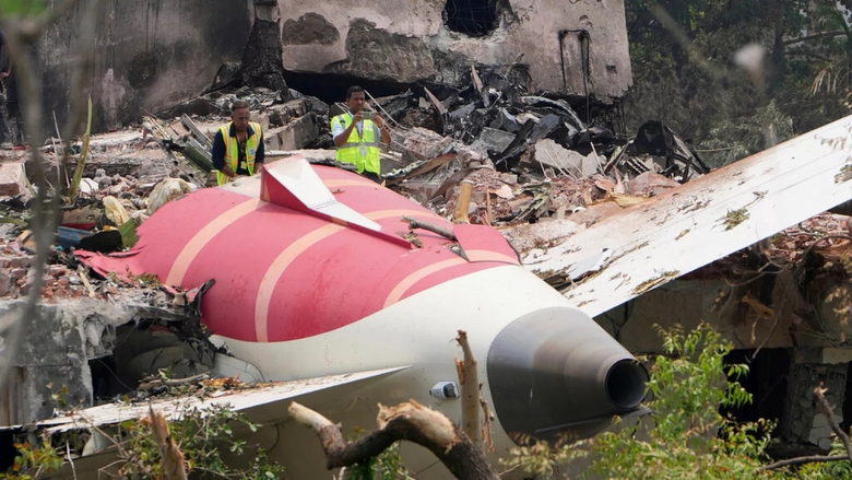 Vụ rơi m&aacute;y bay Air India: B&iacute; ẩn xung quanh c&ocirc;ng tắc nhi&ecirc;n liệu- Ảnh 1.