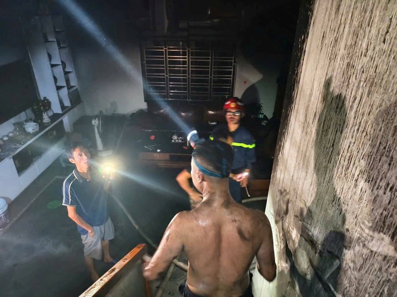 Hải Ph&ograve;ng: Ch&aacute;y nh&agrave; trong đ&ecirc;m, bốn người trong c&ugrave;ng gia đ&igrave;nh bị mắc kẹt- Ảnh 3.