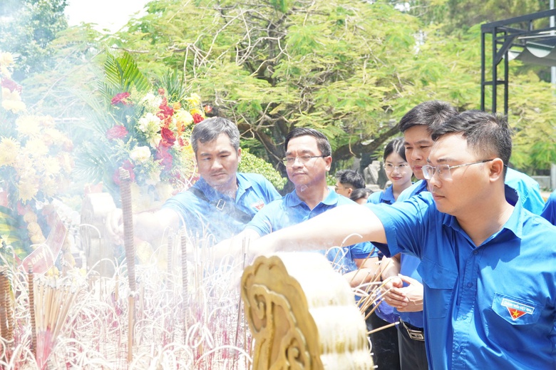 Đo&agrave;n thanh ni&ecirc;n Cục Gi&aacute;m định v&agrave; Viện Vật liệu x&acirc;y dựng tri &acirc;n c&ugrave;ng &ldquo;H&agrave;nh tr&igrave;nh đỏ"- Ảnh 12.